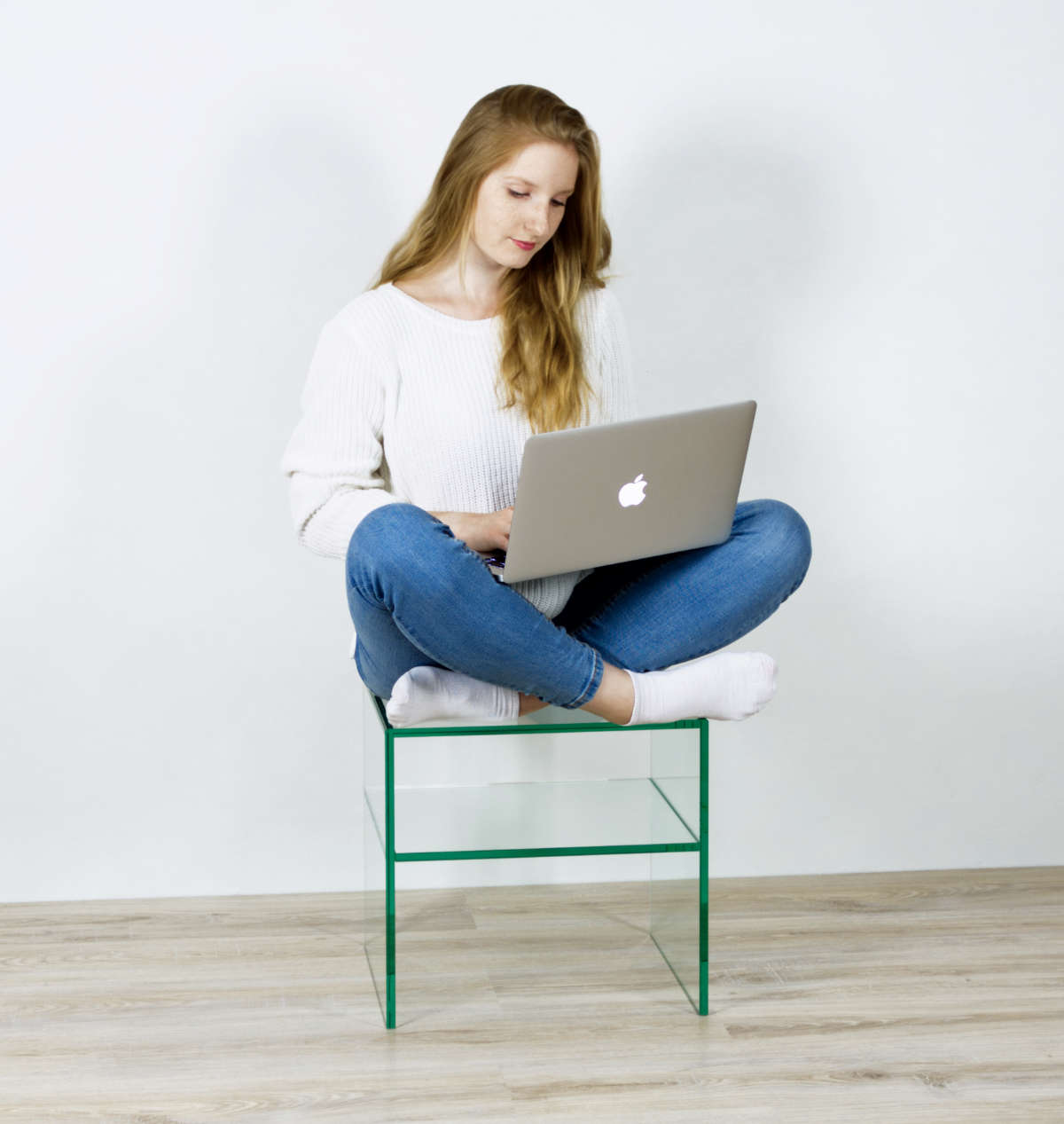 Hier sehen Sie, wie stabil Glasmöbel sind.