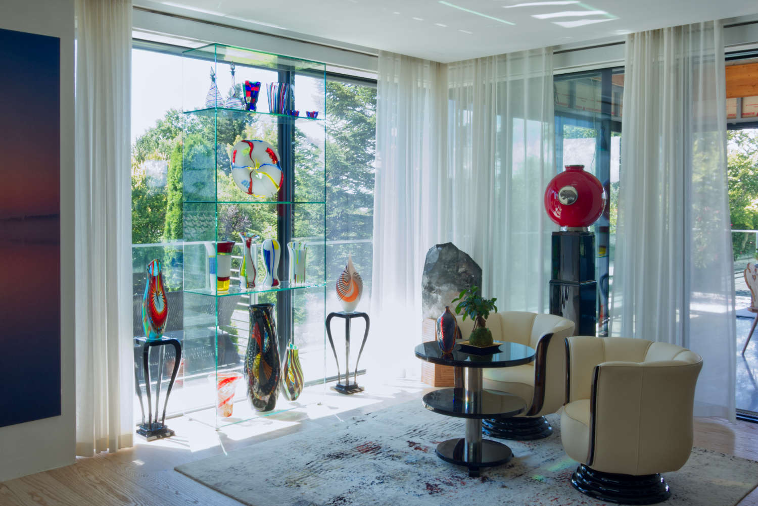 Foto eines fuer einen Kunden aus Bayern massangefertigten Glasregals Cassone mit wunderschoenen Skulpturen aus Muranoglas