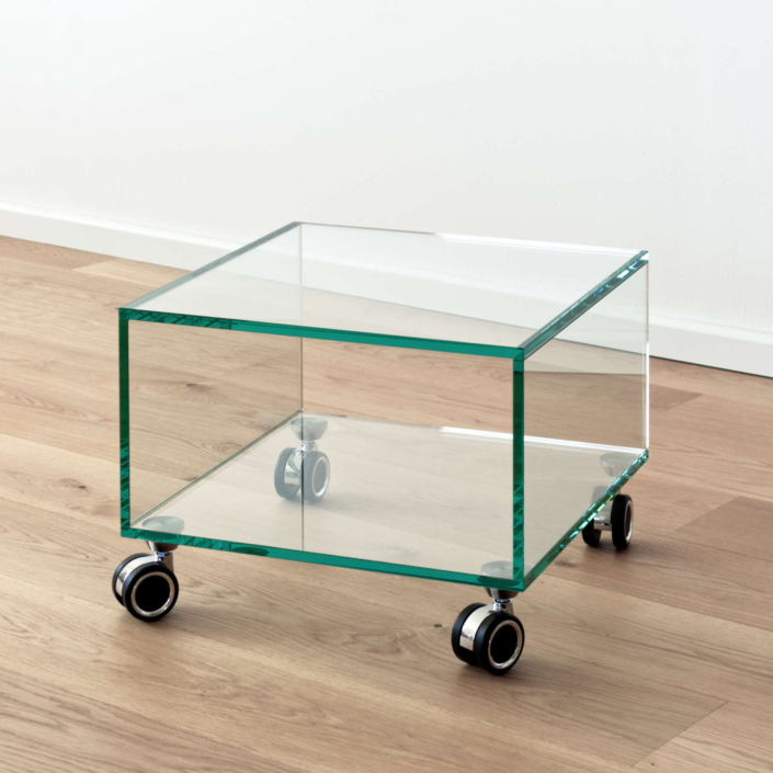 niedriger Glastisch Cassone aus Klarglas mit Rollen