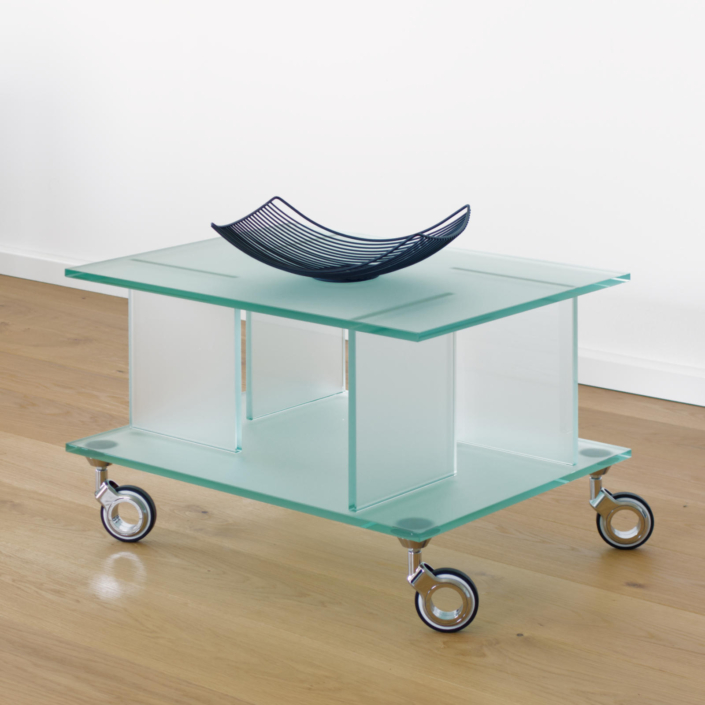 niedriger Glastisch aus satiniertem Klarglas mit Rollen