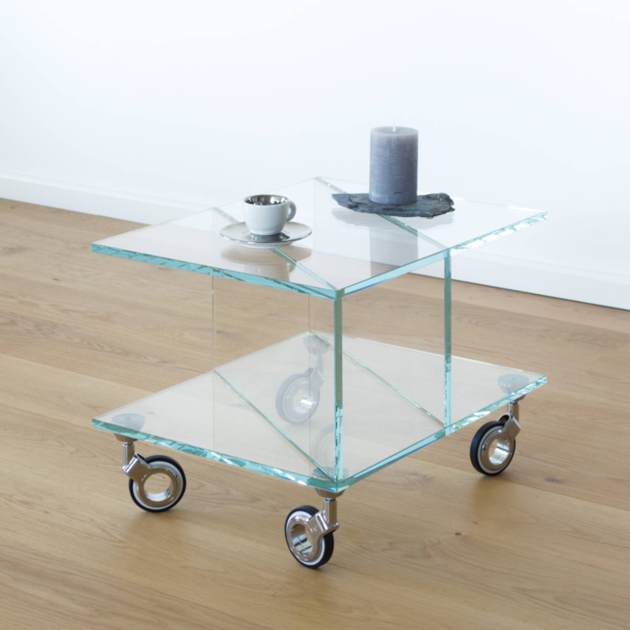 niedriger Glastisch aus Weißglas mit Rollen