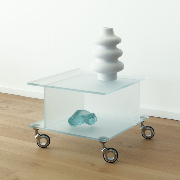 niedriger Glastisch aus satiniertem Weißglas mit Rollen